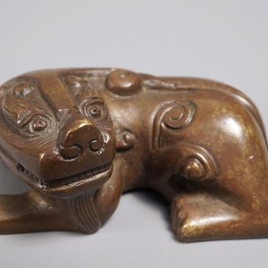 Een Chinees bronzen scroll- of papiergewicht in de vorm van een Boeddhistische leeuw of Shishi, 18/19e eeuw — foto 1