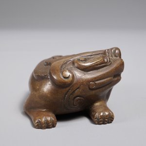 Een Chinees bronzen scroll- of papiergewicht in de vorm van een Boeddhistische leeuw of Shishi, 18/19e eeuw — foto 3