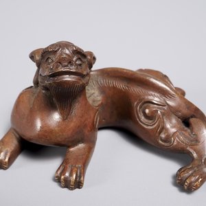 Een Chinees bronzen scroll- of papiergewicht in de vorm van een chilong, 18/19e eeuw — foto 1