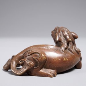 Een Chinees bronzen scroll- of papiergewicht in de vorm van een chilong, 18/19e eeuw — foto 4