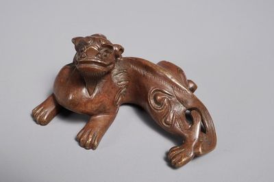 Een Chinees bronzen scroll- of papiergewicht in de vorm van een chilong, 18/19e eeuw