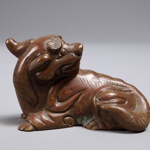Een Chinees bronzen scroll- of papiergewicht in de vorm van een chilong, 18/19e eeuw — foto 2