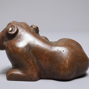 Een Chinees bronzen scroll- of papiergewicht in de vorm van een fabeldier, 18/19e eeuw — foto 4