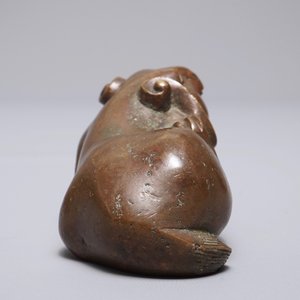 Een Chinees bronzen scroll- of papiergewicht in de vorm van een fabeldier, 18/19e eeuw — foto 5