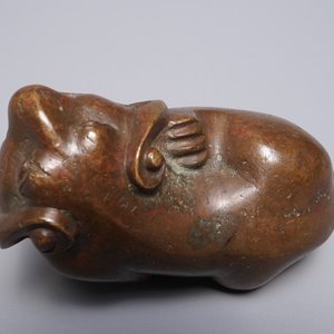 Een Chinees bronzen scroll- of papiergewicht in de vorm van een fabeldier, 18/19e eeuw — foto 7