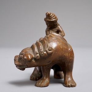 Een Chinees bronzen scroll- of papiergewicht in de vorm van een fabeldier met berijder, 19/20e eeuw — foto 3