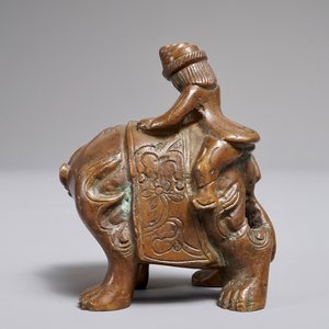 Een Chinees bronzen scroll- of papiergewicht in de vorm van een fabeldier met berijder, 19/20e eeuw — foto 4