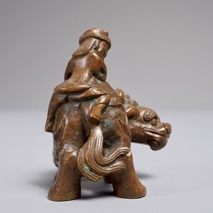 Een Chinees bronzen scroll- of papiergewicht in de vorm van een fabeldier met berijder, 19/20e eeuw — foto 5