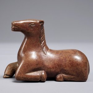 Een Chinees bronzen scroll- of papiergewicht in de vorm van een liggend paard, 19/20e eeuw — foto 1