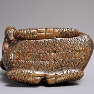 Een Chinees bronzen scroll- of papiergewicht in de vorm van een longma, 18/19e eeuw — foto 6