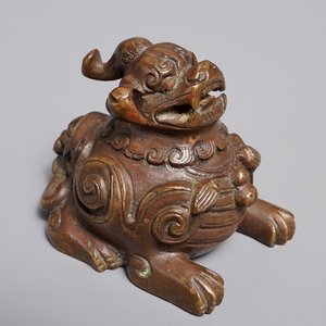 Een Chinees bronzen scroll- of papiergewicht in de vorm van een luduan, 17/18e eeuw — foto 1