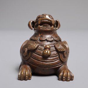 Een Chinees bronzen scroll- of papiergewicht in de vorm van een luduan, 17/18e eeuw — foto 2