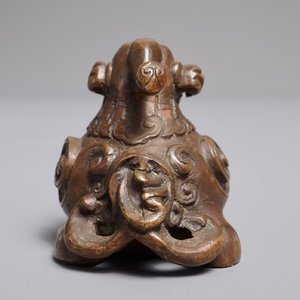 Een Chinees bronzen scroll- of papiergewicht in de vorm van een luduan, 17/18e eeuw — foto 4