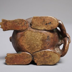 Een Chinees bronzen scroll- of papiergewicht in de vorm van een luduan, 17/18e eeuw — foto 6