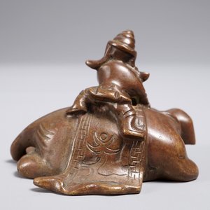 Een Chinees bronzen scroll- of papiergewicht in de vorm van een olifant met berijder, 19/20e eeuw — foto 4