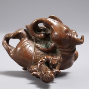 Een Chinees bronzen scroll- of papiergewicht in de vorm van een olifant met berijder, 19/20e eeuw — foto 7