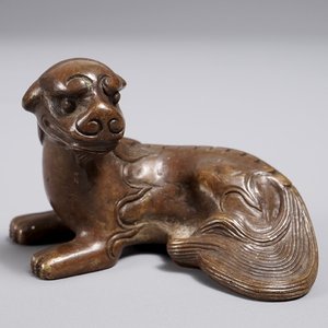 Een Chinees bronzen scroll- of papiergewicht in de vorm van een qilin, 18/19e eeuw — foto 1