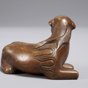 Een Chinees bronzen scroll- of papiergewicht in de vorm van een qilin, 18/19e eeuw — foto 4