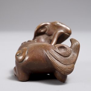 Een Chinees bronzen scroll- of papiergewicht in de vorm van een ram, 17/18e eeuw — foto 5