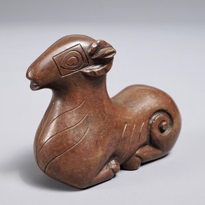 Een Chinees bronzen scroll- of papiergewicht in de vorm van een ram, 17/18e eeuw — foto 1