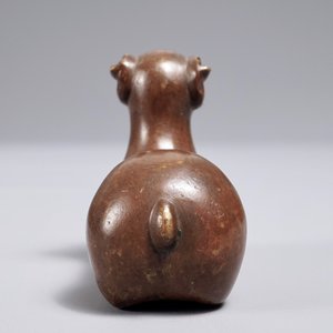 Een Chinees bronzen scroll- of papiergewicht in de vorm van een ram, 17/18e eeuw — foto 5