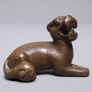 Een Chinees bronzen scroll- of papiergewicht in de vorm van een tijger, 18/19e eeuw — foto 2