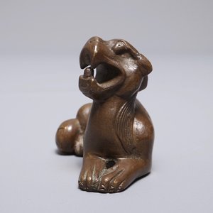 Een Chinees bronzen scroll- of papiergewicht in de vorm van een tijger, 18/19e eeuw — foto 3
