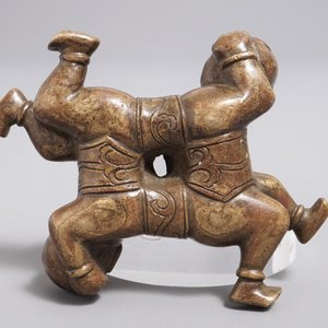 Een Chinees bronzen scroll- of papiergewicht in de vorm van worstelaars, 18/19e eeuw — foto 2