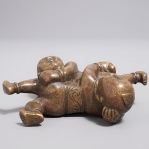 Een Chinees bronzen scroll- of papiergewicht in de vorm van worstelaars, 18/19e eeuw — foto 4