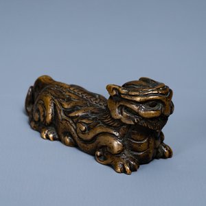 Een Chinees bronzen scrollgewicht in de vorm van een mythisch dier, Ming — foto 1