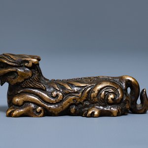 Een Chinees bronzen scrollgewicht in de vorm van een mythisch dier, Ming — foto 4