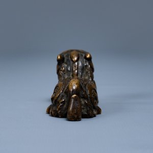 Een Chinees bronzen scrollgewicht in de vorm van een mythisch dier, Ming — foto 5