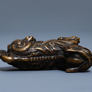 Een Chinees bronzen scrollgewicht in de vorm van een mythisch dier, Ming — foto 6