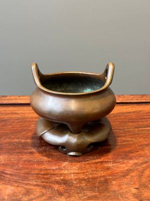 Een Chinees bronzen wierookvat met drie poten op een sokkel, Xuande merk, 19e eeuw — foto 1