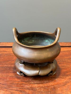 Een Chinees bronzen wierookvat met drie poten op een sokkel, Xuande merk, 19e eeuw — foto 3