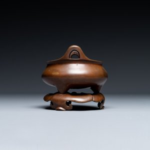 Een Chinees bronzen wierookvat met drie poten op een sokkel, Xuande merk, 19e eeuw — foto 2