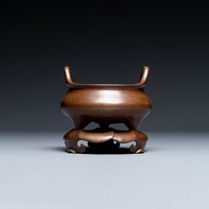 Een Chinees bronzen wierookvat met drie poten op een sokkel, Xuande merk, 19e eeuw — foto 3