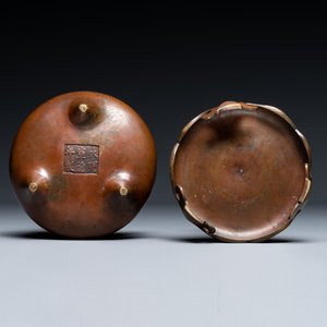 Een Chinees bronzen wierookvat met drie poten op een sokkel, Xuande merk, 19e eeuw — foto 6