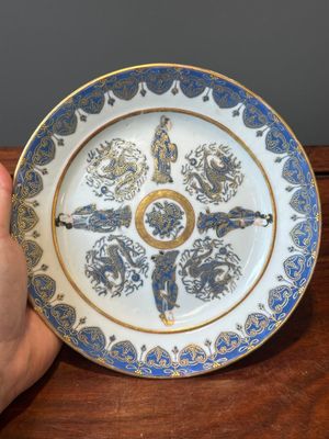 Een Chinees Canton blauw-geëmailleerd bord met verguld decor van figuren en draken, 19e eeuw — foto 1
