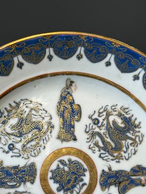 Een Chinees Canton blauw-geëmailleerd bord met verguld decor van figuren en draken, 19e eeuw — foto 2