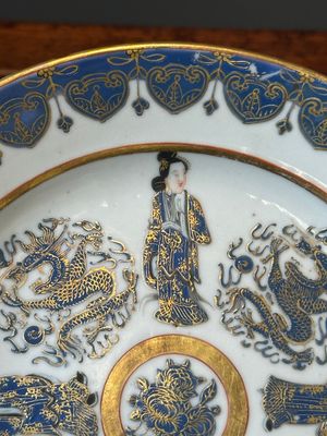 Een Chinees Canton blauw-geëmailleerd bord met verguld decor van figuren en draken, 19e eeuw — foto 3