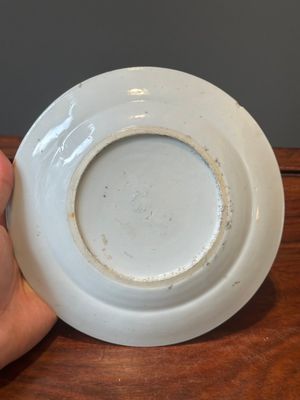 Een Chinees Canton blauw-geëmailleerd bord met verguld decor van figuren en draken, 19e eeuw — foto 5