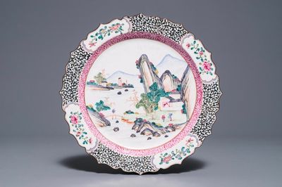 Een Chinees Canton email bord met een berglandschap, Qianlong