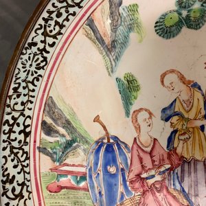 Een Chinees Canton email bord met Europees decor, Qianlong — foto 3