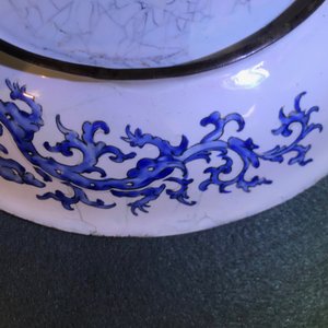 Een Chinees Canton email bord met figuren in een tuin, Qianlong merk en periode — foto 18