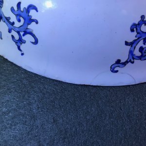 Een Chinees Canton email bord met figuren in een tuin, Qianlong merk en periode — foto 19