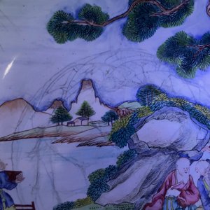 Een Chinees Canton email bord met figuren in een tuin, Qianlong merk en periode — foto 5
