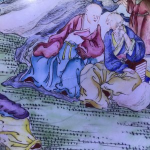Een Chinees Canton email bord met figuren in een tuin, Qianlong merk en periode — foto 8