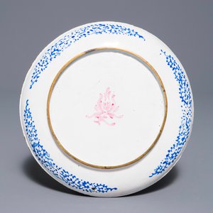 Een Chinees Canton email bord met strijders bij een altaar, Qianlong — foto 2