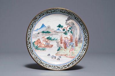 Een Chinees Canton email bord met vissers, Qianlong